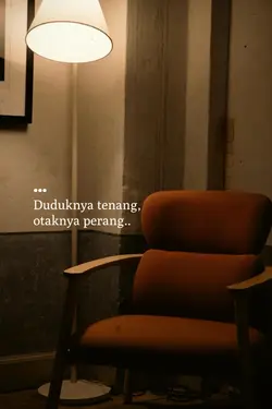 duduknya tenang