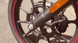 Moto Custon, tacks