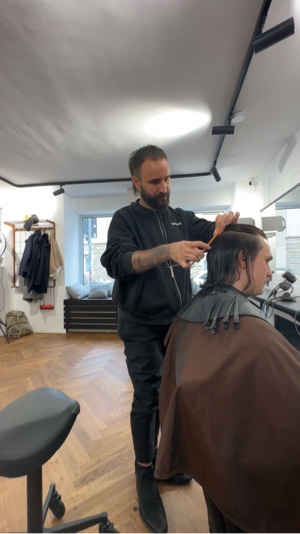 Hair cutting (side)
