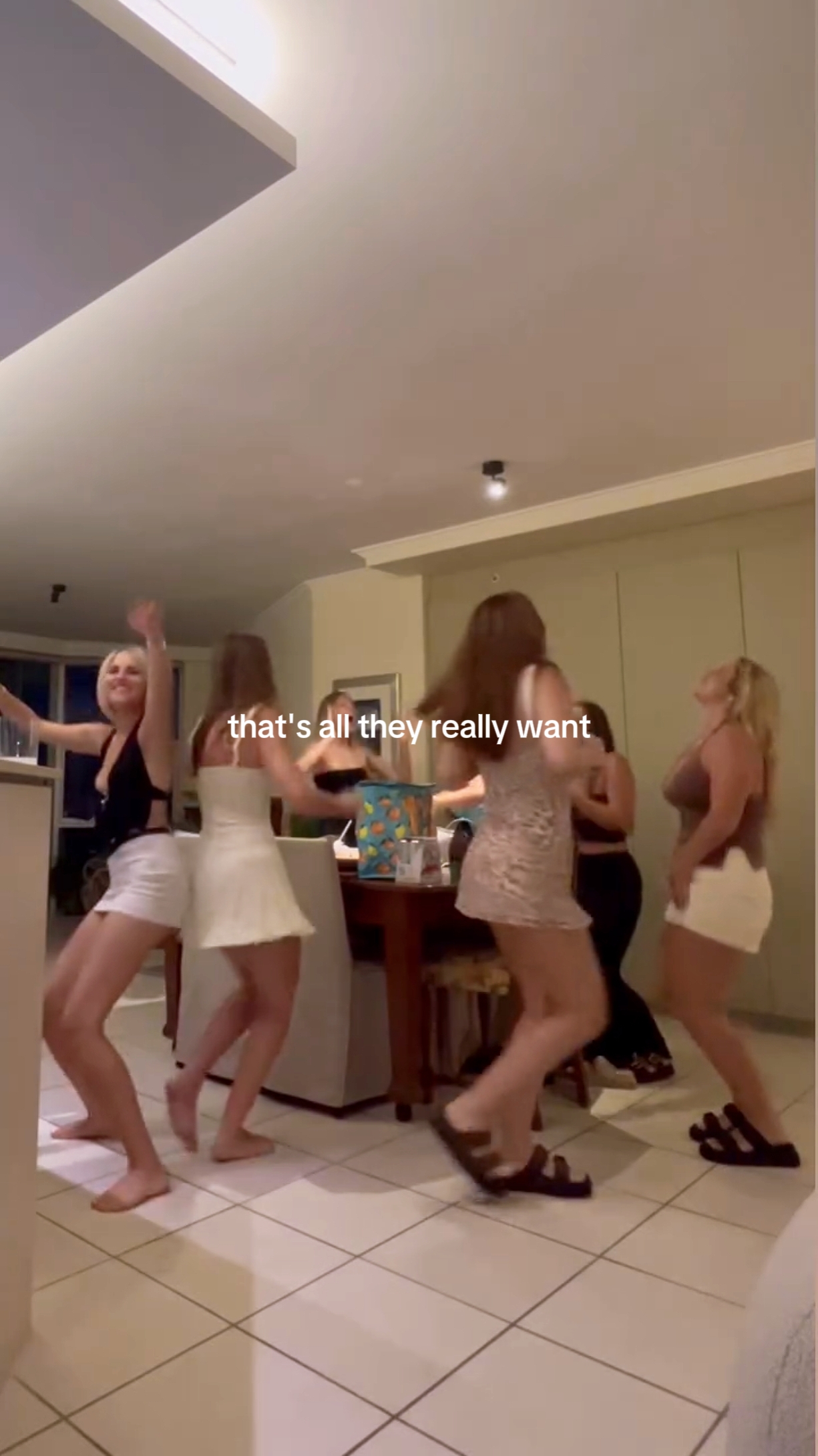 saya ng mga babae