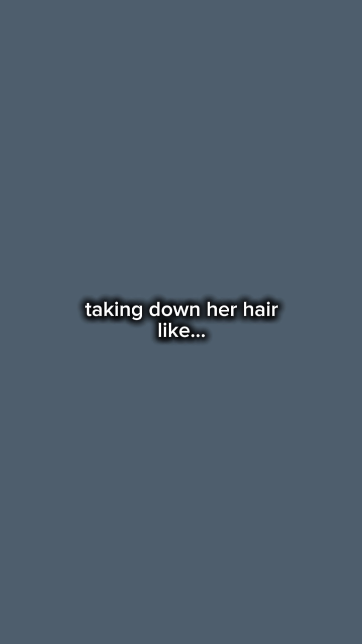 Tirando o cabelo dela