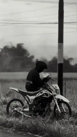 hitam putih berwarna