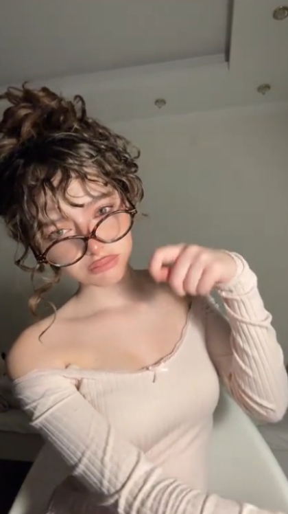 She goes by trend |