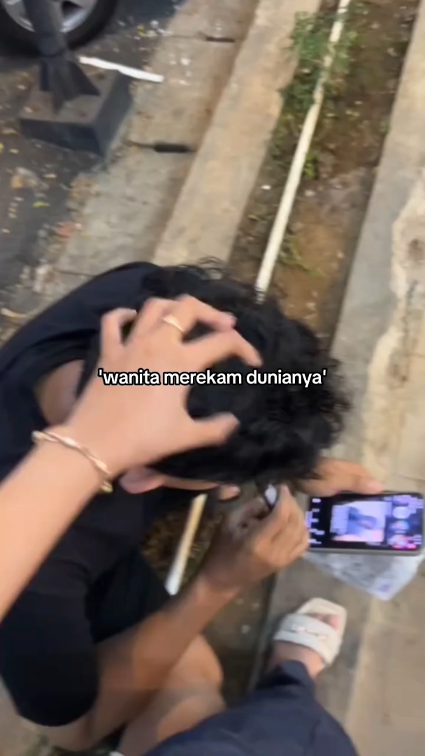 WANITA MEREKAM