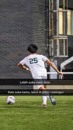 Lebih suka maen bola