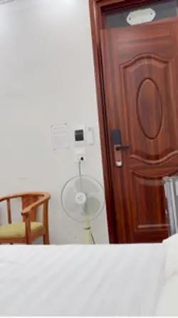 Video Cô gái mở cửa 