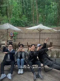 Mẫu 2 ảnh nhóm bạn