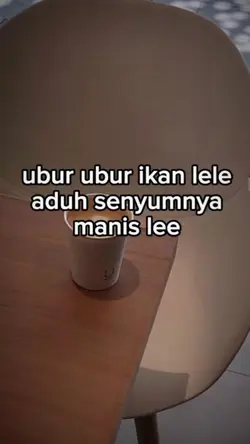 senyumannya manislee