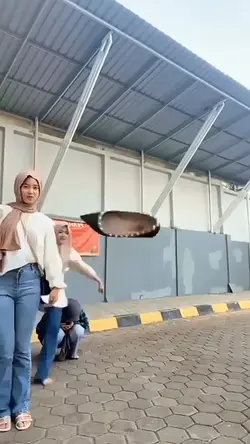 LUCU SANDAL MELAYANG