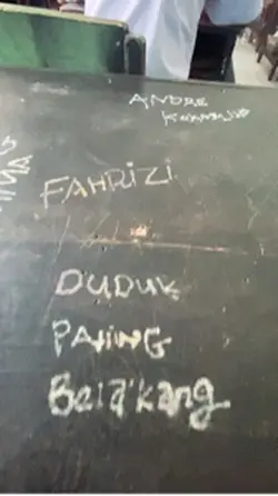 Duduk di pojok