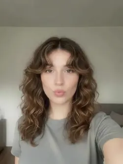 Un danzatore selvaggio sotto il ritmo pulsante