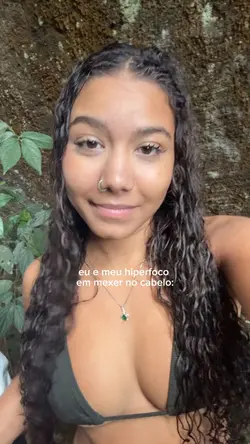 mexer no cabelo