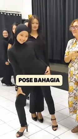 pose bahagia