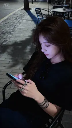 Ngồi Bấm Điện Thoại