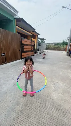 Bermain hula hoop