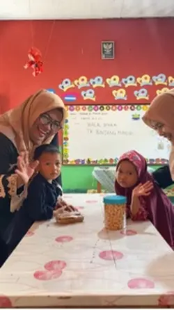 Makan kue lebaran