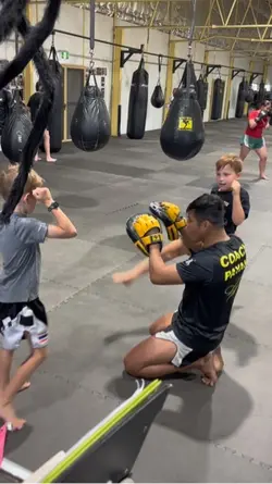 Kids training Muay 