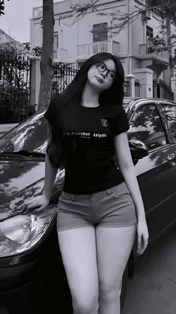 versi hitam putih