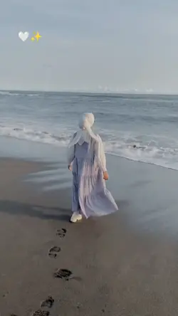 Di pantai tenang ya!