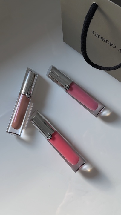 Unboxing lipstick 