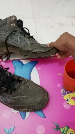 SEPATU JEBOL NANGIS
