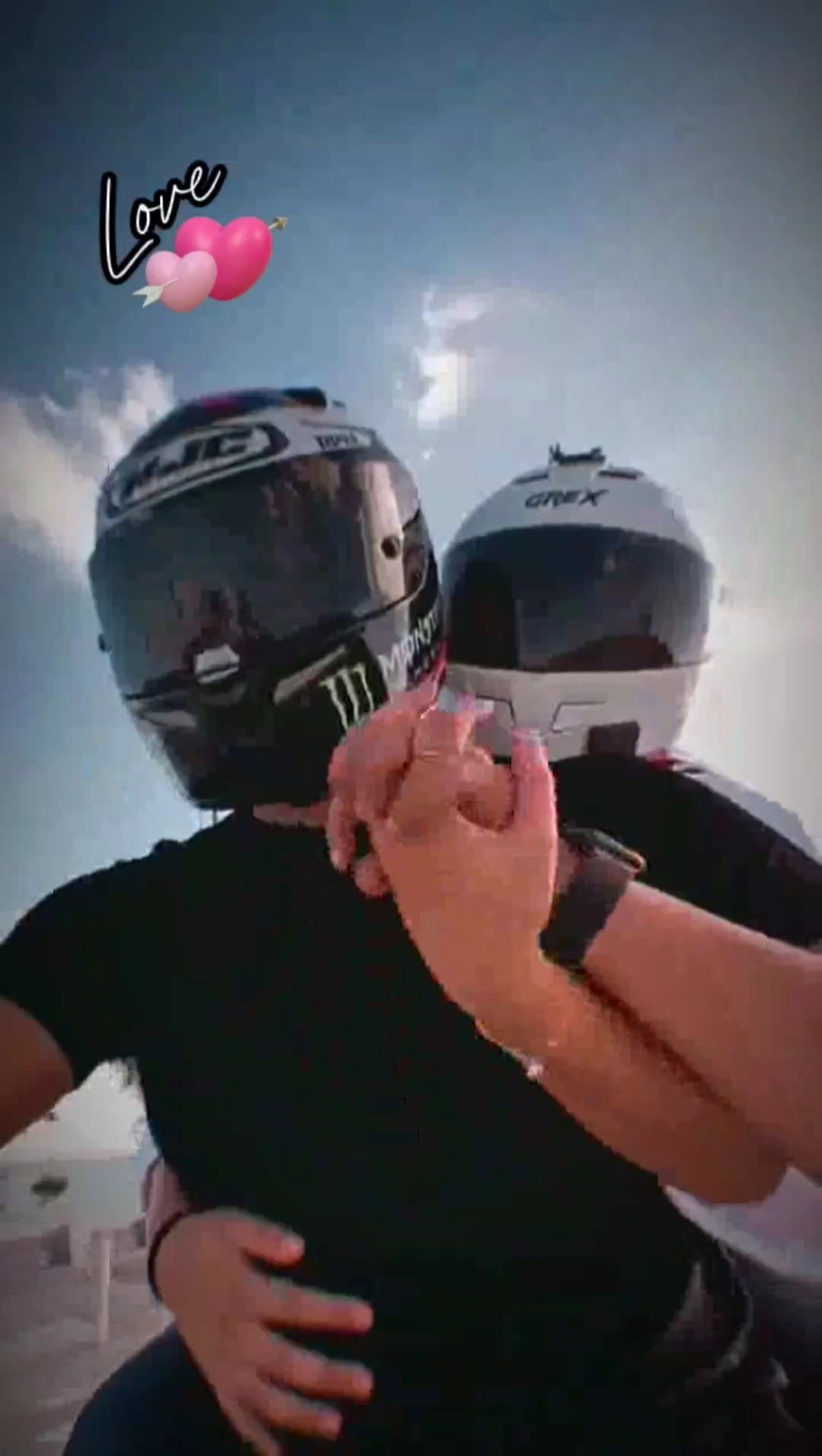 Pasangan pengendara motor