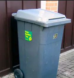 Au tien une poubelle