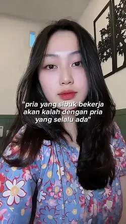 pria sibuk bekerja
