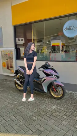 Cewek duduk di motor