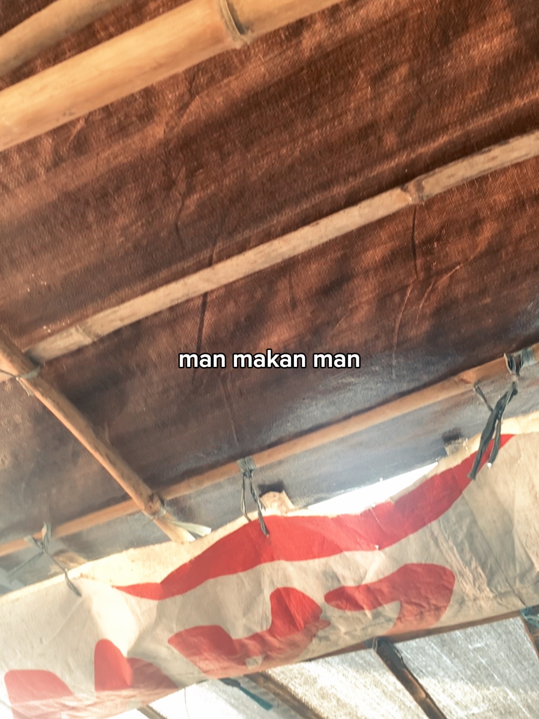 pria makan pria