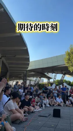 看街頭表演,兒子竟然被邀請上場了