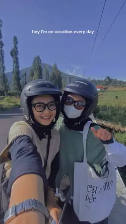  ay I'm on vacation 