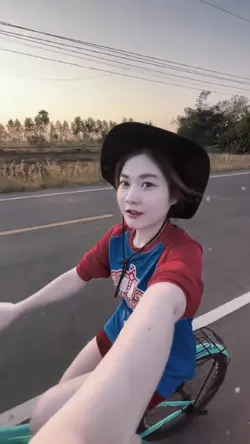 นกน้อยๆบินบนท้องฟ้า