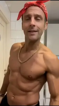 Macron 2pac