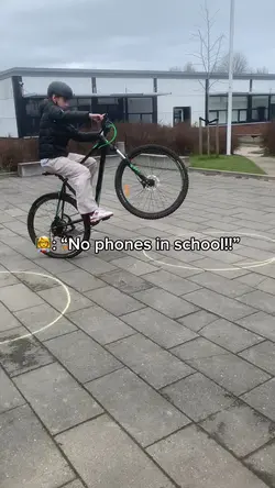 NO PHONES IN SCHOOL