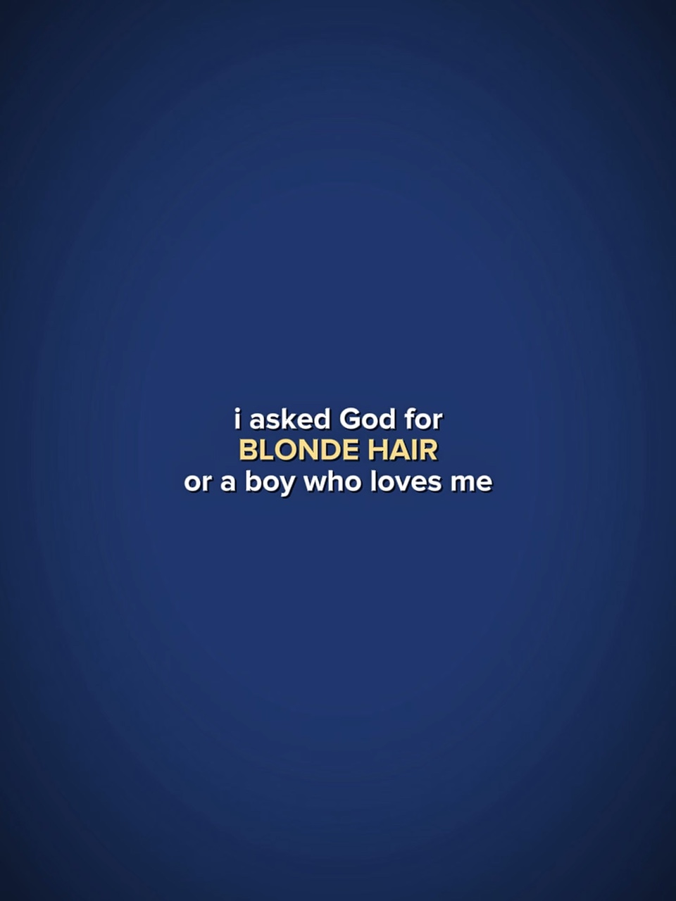 Cheveux blonds.