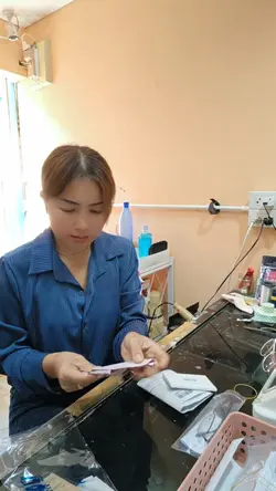 ตัดแว่นตาให้ลูกค้า