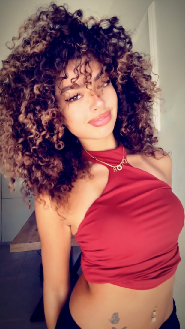 Ela passa  
