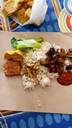 Makan bersama teman