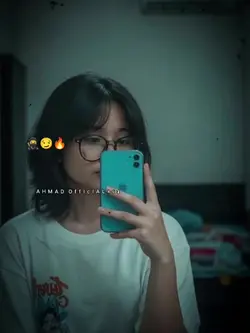 Flash & Glitch Selfie