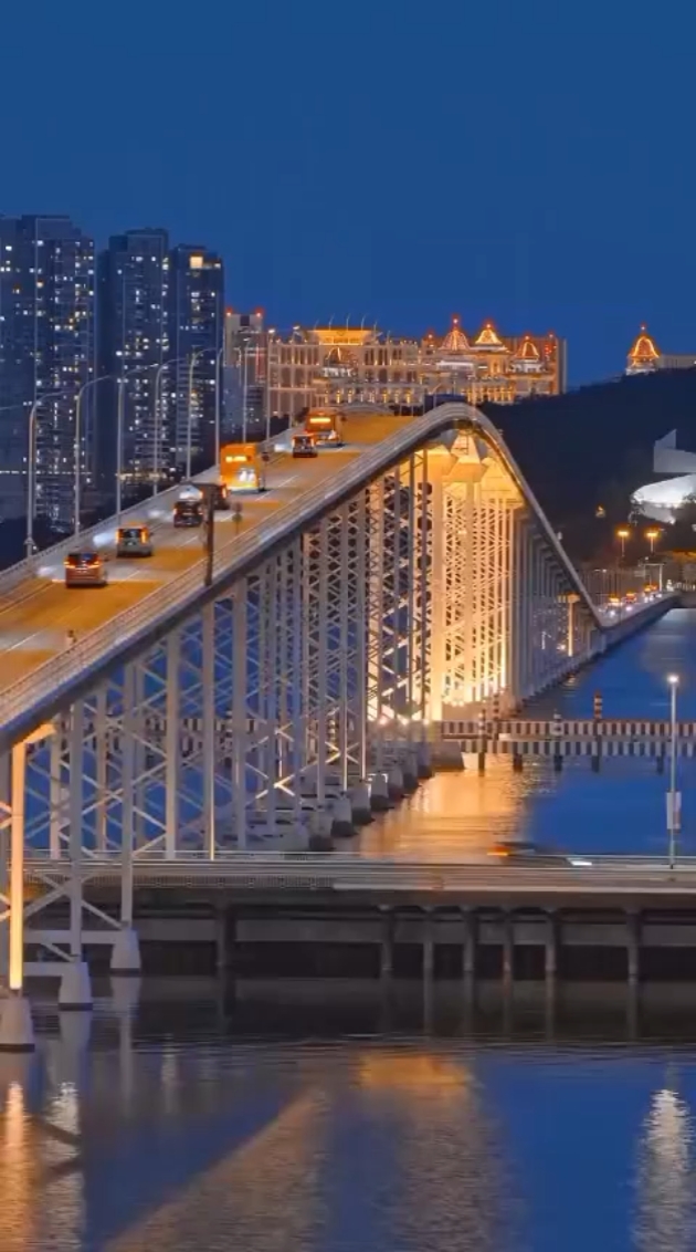 6 VIDEOS OR PHOTOS 