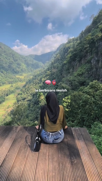 Ia berbicara seoalah