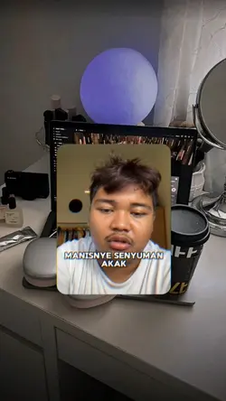 MANISNYE SENYUM AKAK