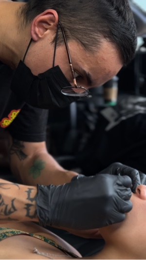 Ngiti ng tattoo 