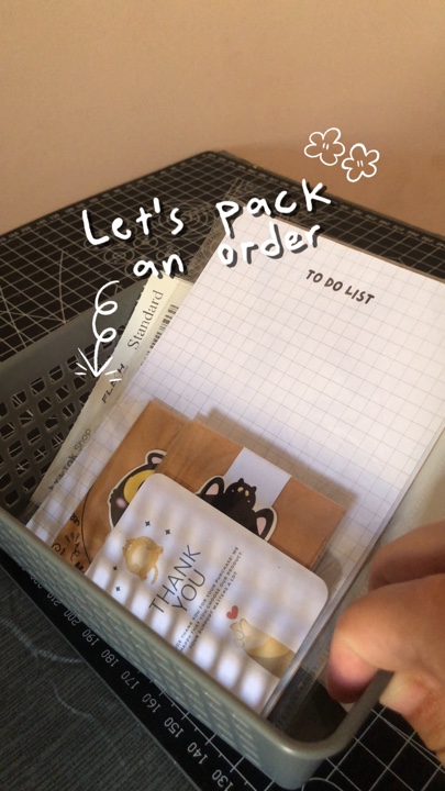 eine Bestellung verpacken