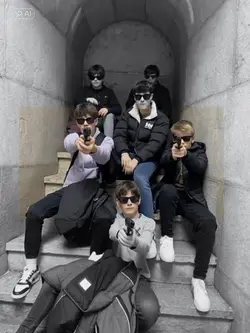 Ghép ảnh cầm súng