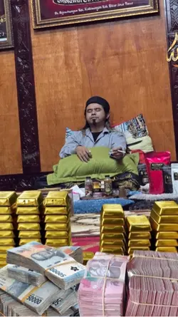 Uang dan emas banyak