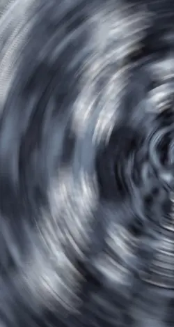 Sau lưng anh còn xăm