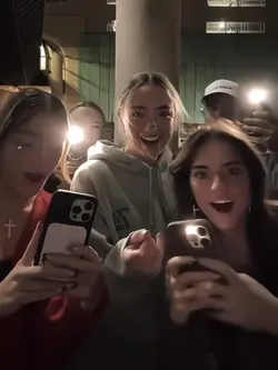 Girls takes pic edit