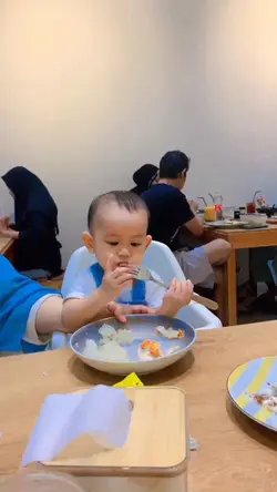 video bayi makan 